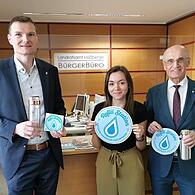 Landrat Wilhelm Schneider (r.) gemeinsam mit Franziska Schmoll (Geschäftsstellenleiterin Gesundheitsregion) und Geschäftsleiter Marcus Fröhlich im Bürgerbüro des Landratsamts Haßberge.