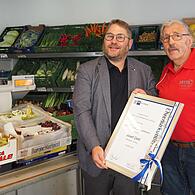 Zum 75-jährigen Bestehen der Firma Josef Zettl überreicht Björn Cukrowski (links) von der IHK zu Coburg eine Ehrenurkunde an Seniorchef Josef Zettl.