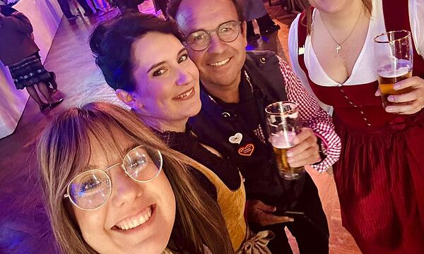 Melanie Streit zusammen mit Carmen Cieslar, Markus Schmidt und Luisa Zametzer (von links)Melanie Streit Bierkönigin