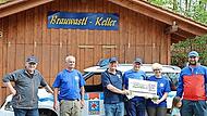 Die „Brauwastl“ übergeben ihre Spende an den Förderverein Bergwacht Forchheim.