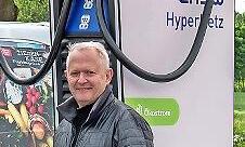 Geritt Hoppe, Dritter Bürgermeister von Lonnerstadt, bei der Inbetriebnahme der Schnellladestation.