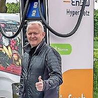 Geritt Hoppe, Dritter Bürgermeister von Lonnerstadt, bei der Inbetriebnahme der Schnellladestation.