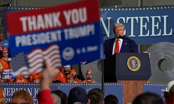 US-Präsident Trump besucht Stahlwerk