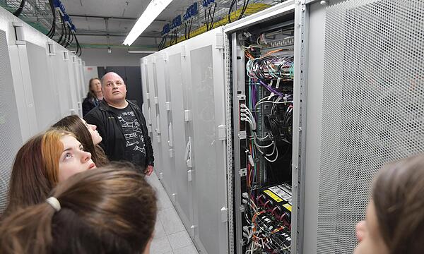 Staunende Blicke gab es bei den Mädchen in einem Serverraum des Uniklinikums.