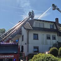 Die Feuerwehren aus Seßlach und Ebern ermöglichten mit ihren Drehleitern die Brandbekämpfung von oben.