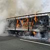 Mit Holz beladener Sattelzug brennt auf Autobahn