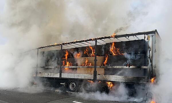 Mit Holz beladener Sattelzug brennt auf Autobahn