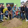 Schnell die kurze Regenpause zum Spatenstich genutzt: Am Sandberg von rechts) die Leiterin der Kita, die Architektin, der Bürgermeister, Vertreter des Elternbeirats und des Kirchenrats sowie Pfarrer Walter Ries (ganz li.) greifen zum Spaten.
