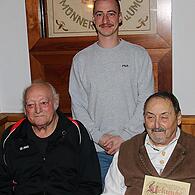 Der Vorsitzende Felix Mack (Mitte) hat für 60 Jahre Mitgliedschaft beim Kleintierzuchtverein Münnerstadt Hans Petsch (links) und Theodor Körner geehrt.