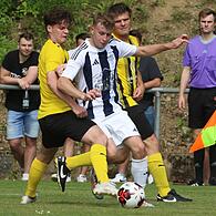 Raphael Stock setzt sich gegen zwei Heuchlinger durch. Der TSV gewann ein ereignisarmes Relegationsspiel mit 1:0.