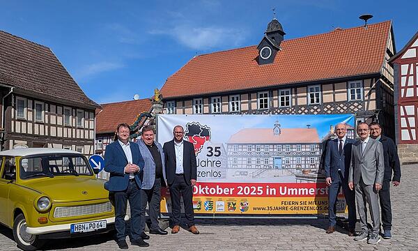 Gruppenbild mit Trabi: Von links die Landräte Robert Sesselmann (Sonneberg), Sven Gregor (Hildburghausen), Sebastian Straubel (Coburg), Wilhelm Schneider (Haßberge), Zweiter Bürgermeister Hans-Herbert Hartan (Coburg), Bürgermeister Florian Lorz (...