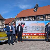 Gruppenbild mit Trabi: Von links die Landräte Robert Sesselmann (Sonneberg), Sven Gregor (Hildburghausen), Sebastian Straubel (Coburg), Wilhelm Schneider (Haßberge), Zweiter Bürgermeister Hans-Herbert Hartan (Coburg), Bürgermeister Florian Lorz (...
