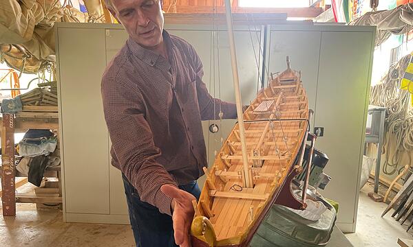 Boris Dreyer, Althistoriker und Professor für Alte Geschichte an der FAU, erklärt den Aufbau der F.A.N. an einem Modell. Das Römerboot war das erste, das unter seiner Leitung nachgebaut wurde.