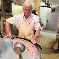 Ein letztes Mal machen Forchheims Kultmetzger Erwin Lang und sein Kutter Leberkäse.