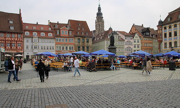 Marktfest 2025 in Coburg: Es wurden deutlich weniger Biertischgarnituren aufgestellt als in den früheren Jahren.