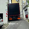 Ein Lkw hat sich in Gräfenberg am Michelsberg in einer Engstelle verkeilt.