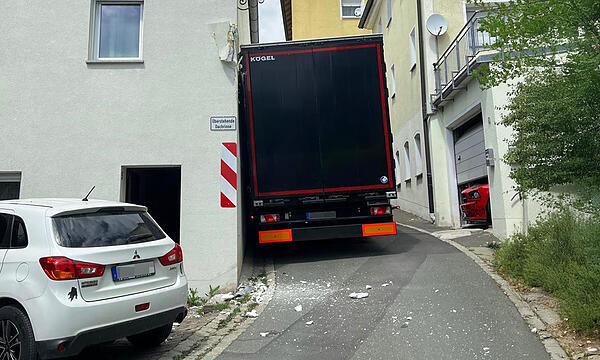 Ein Lkw hat sich in Gräfenberg am Michelsberg in einer Engstelle verkeilt.
