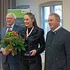 Tanja Kinkel mit dem Laudator, Bezirkstagspräsident Henry Schramm (r.) und Landrat Johann Kalb. Tanja Kinkel mit dem Laudator, Bezirkstagspräsident Henry Schramm (r.) und Landrat Johann Kalb.