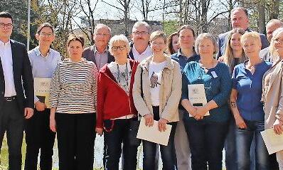 Die Verantwortlichen des Bezirksklinikums Obermain Kutzenberg freuen sich mit den Geehrten.