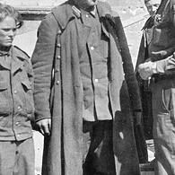 Ein amerikanischer Soldat spricht mit Angehörigen des Volkssturms.  Fotos: Repro Franze, aus: Karl Kunze "Kriegsende in Franken und der Kampf um Nürnberg"