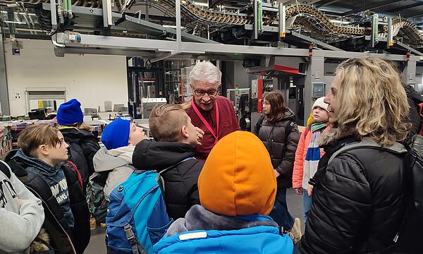 Die 3. Klasse der Von-Lerchenfeld-Schule bei der Druckereiführung.