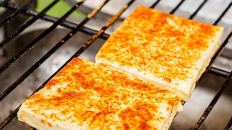 Grillkäse liegt auf einem Grill