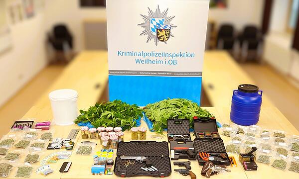 Polizei stellt Drogen und Waffen in Oberbayern sicher