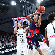 Richard Balint (mit Ball, gegen seinen künftigen Teamkollegen Moritz Krimmer) überzeugte im Januar beim Gastspiel von Basket Brünn in der Brose-Arena.