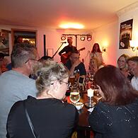Im „Frizzla“ herrscht familiäre Atmosphäre beim Auftritt der Band. Rechts: Gemeinderat und Polizeihauptkommissar Frank Krasser.