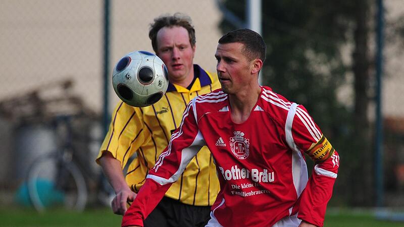 Unser Archivbild zeigt Benjamin Schlusche (vorne) in Aktion als Kapitän des TSV Urspringen.