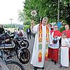 Pfarrer Andreas Hornung segnet die Motorräder beziehungsweise deren Fahrer.