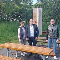 Auf dem Bild stehen (von links) an der neuen Sitzgarnitur Karin Voll (Schriftführerin), Daniel Wehner (1. Bürgermeister) und Manfred Voll (Wegewart).