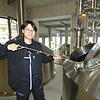 In der Breitenlesauer Brauerei Krug: Kentaro Shinada aus Japan überprüft die Güte des Krug Biers. In der Breitenlesauer Brauerei Krug: Kentaro Shinada aus Japan überprüft die Güte des Krug Biers.