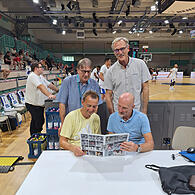 Sport Basketball; Steiner Bayreuth; Legenden;  Uwe Sauer Reiner Koch  sitzend links Buzz Harnett ; Autor Peter Mularczyk