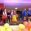 Viele Kinder tanzten auf der Bühne. Viele Kinder tanzten auf der Bühne.