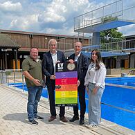 Pünktlich zum Saisonstart beteiligt sich das Freibad Eltmann an der Kampagne für mehr Sonnenschutz: (v.l.) Sebastian Schilling (Beauftragter für das Freibad), AOK-Direktor Frank Dünisch, Bürgermeister Michael Ziegler und Zara Öztürk von der AOK Sc...