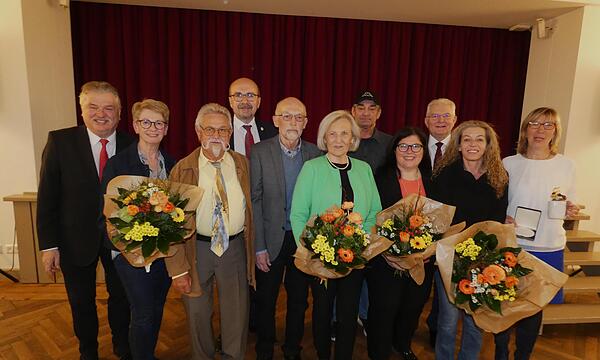 Die Gemeinde Harsdorf zeichnete bei ihrem ersten Ehrenabend verdiente Persönlichkeiten aus.