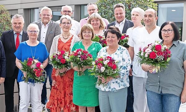 Das Bild zeigt die Geehrten zusammen mit (von links) Geschäftsführerin Brigitte Angermann, Landrat Klaus Peter Söllner und Personalratsvorsitzendem Frank Wilzok sowie OB Ingo Lehmann (Fünfter von rechts).