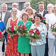 Das Bild zeigt die Geehrten zusammen mit (von links) Geschäftsführerin Brigitte Angermann, Landrat Klaus Peter Söllner und Personalratsvorsitzendem Frank Wilzok sowie OB Ingo Lehmann (Fünfter von rechts).