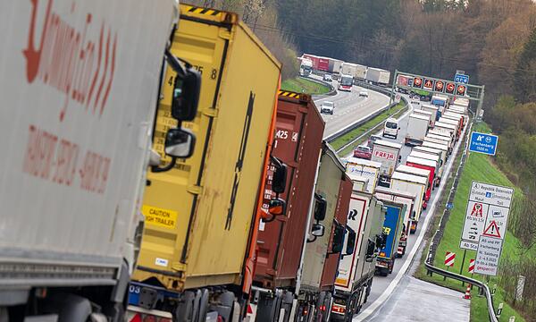 Autobahnstau wegen Blockabfertigung