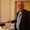 Pfarrer Hans Roppelt schneidet seine dreistöckige Geburtstagstorte höchstpersönlich an.