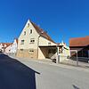 Das Wohnhaus des beschuldigten 48-Jährigen in Kalchreuth. Er ist Geschäftspartner des ehemaligen Lebensgefährten der vermissten und mutmaßlich ermordeten Alexandra R.