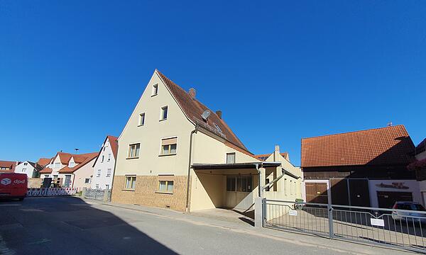 Das Wohnhaus des beschuldigten 48-Jährigen in Kalchreuth. Er ist Geschäftspartner des ehemaligen Lebensgefährten der vermissten und mutmaßlich ermordeten Alexandra R.