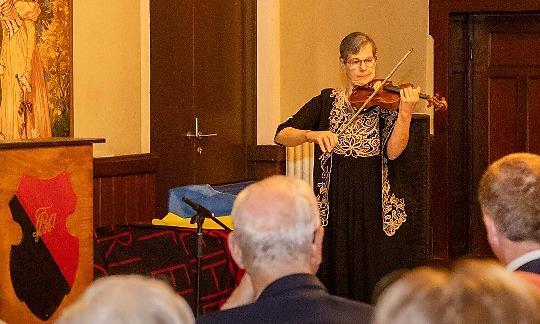 Getragene Klänge spielte die Bubenreuther Violinistin Regina Klatte auf der Friedensgeige.