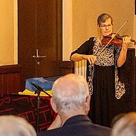 Getragene Klänge spielte die Bubenreuther Violinistin Regina Klatte auf der Friedensgeige.