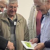 Walter Hartmann und Friedrich Mährlein vom BN Bad Kissingen überreichen die Zusammenfassung und CD ihrer botanischen Kartierungen aus dem Landkreis Bad Kissingen an Prof. Lenz Meierott.
