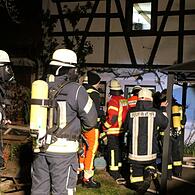 Mit zahlreichen Atemschutzgeräteträgern bekämpften die Feuerwehren die Glutnester in einer Zwischendecke dieses Fachwerkhauses, die durch einen Kaminbrand entstanden.