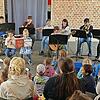 Die Musikschüler stellten ihre Instrumente in der Stadtbücherei vor.