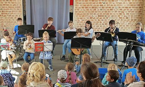 Die Musikschüler stellten ihre Instrumente in der Stadtbücherei vor.