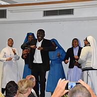 Beim Empfang im Pfarrsaal sorgten Ordensschwestern aus Nigeria mit afrikanischen Klängen für einen besonders herzlichen Moment.